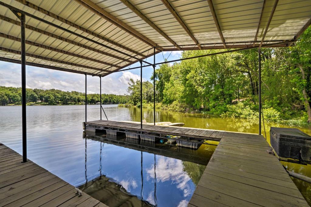 Waterfront Lake Barkley Home with Deck and Fire Pit! - main image