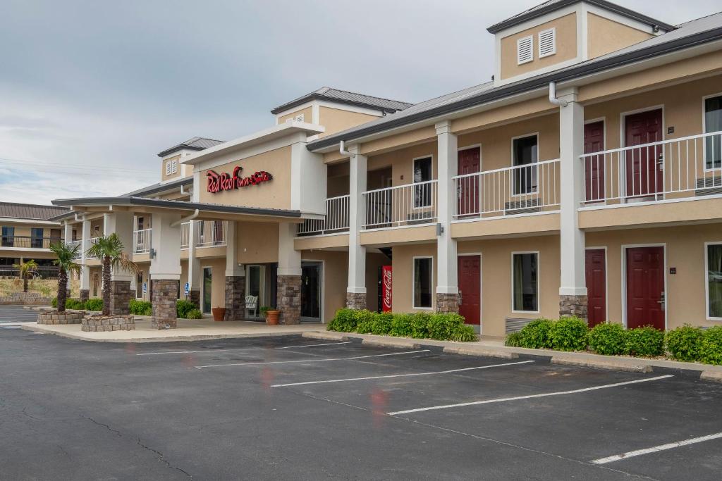 Red Roof Inn & Suites Calhoun - image 5