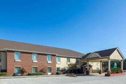 La Quinta Inn by Wyndham Calhoun - image 1