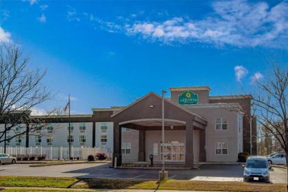 La Quinta Inn & Suites by Wyndham Lexington Park - image 1