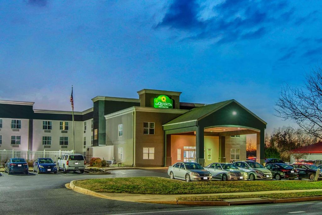 La Quinta Inn & Suites by Wyndham Lexington Park - image 7