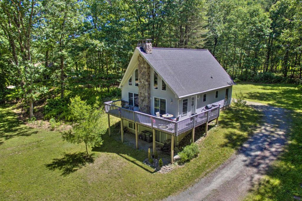 Spacious Home with Deck Grill and Delaware River View - main image