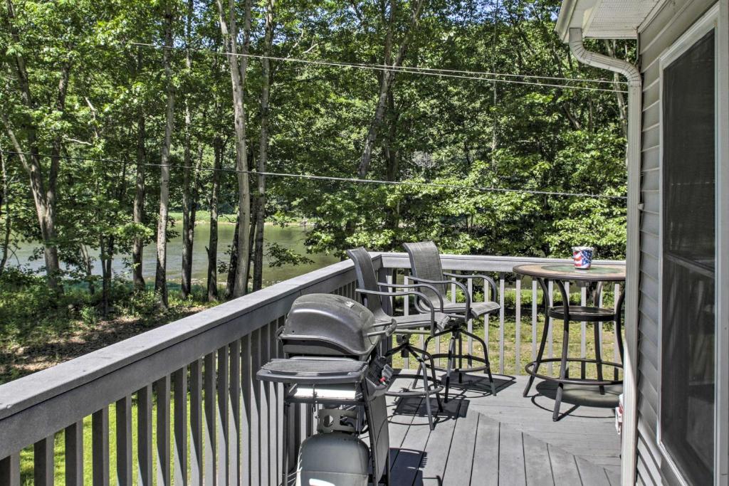 Spacious Home with Deck Grill and Delaware River View - image 5