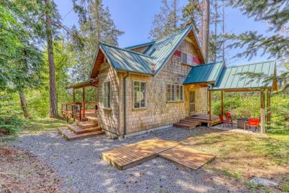 Camano Writer's Cottage - image 1