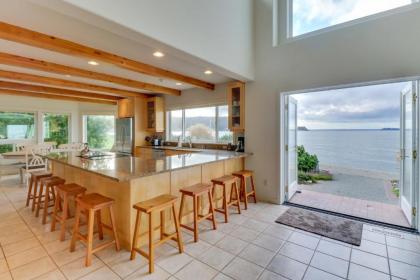 Camano Island Waterfront Modern Splendor - image 14