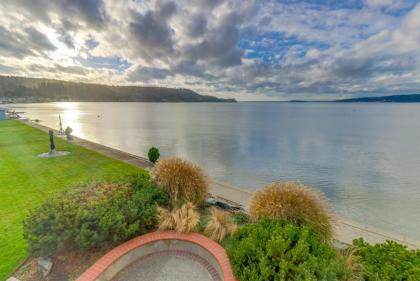 Camano Island Waterfront Modern Splendor - image 15