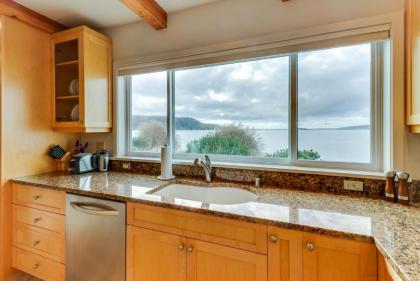 Camano Island Waterfront Modern Splendor - image 8