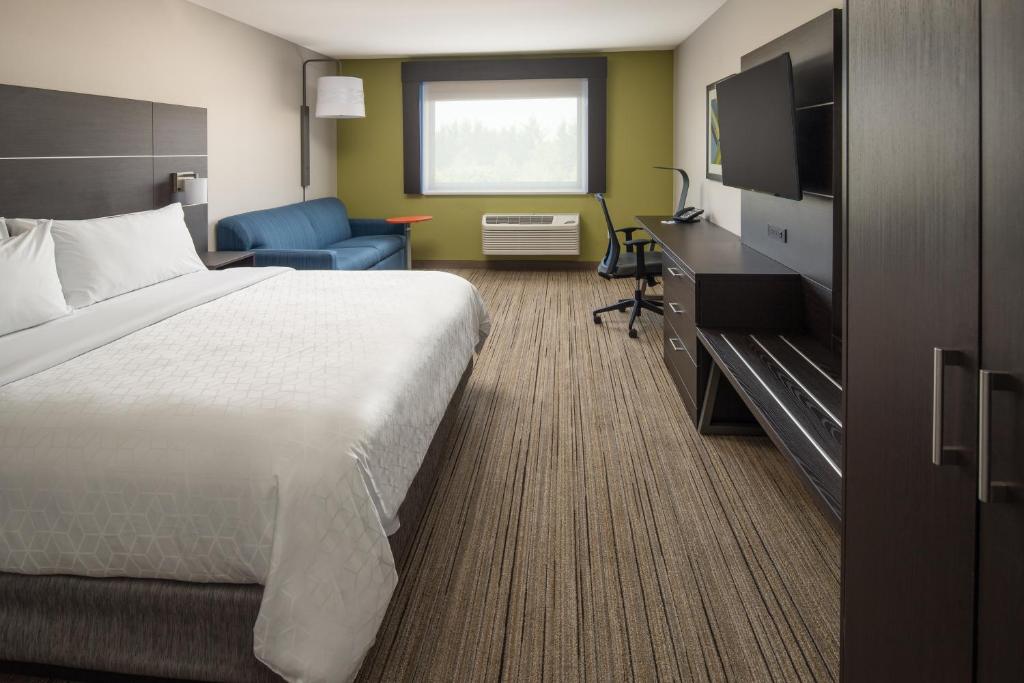 Holiday Inn Express & Suites - Camas an IHG Hotel - image 3