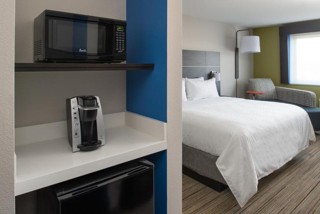 Holiday Inn Express & Suites - Camas an IHG Hotel - image 5