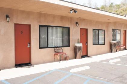 Cambria Palms Motel - image 15