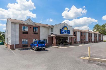 Days Inn & Suites by Wyndham Cambridge - image 2