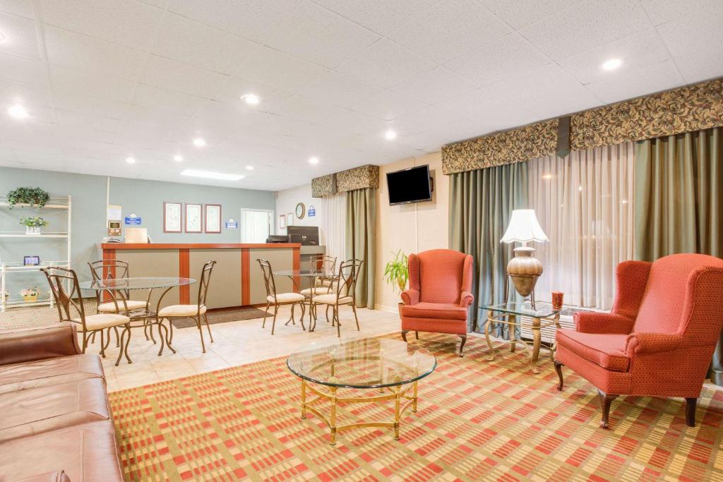 Days Inn by Wyndham Cambridge - image 3