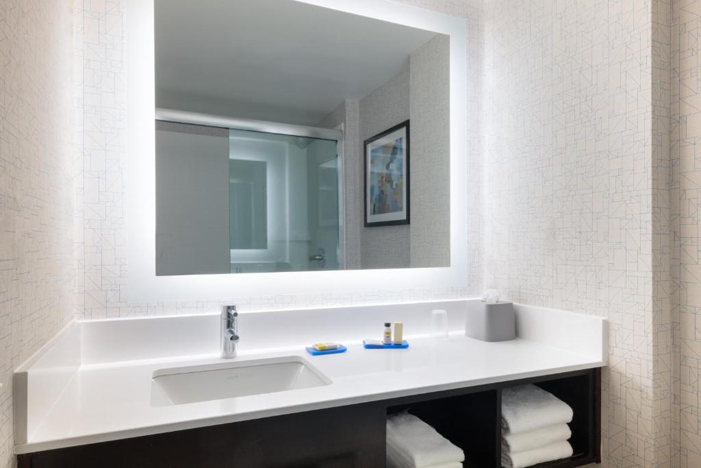 Holiday Inn Express & Suites Boston - Cambridge an IHG Hotel - image 7