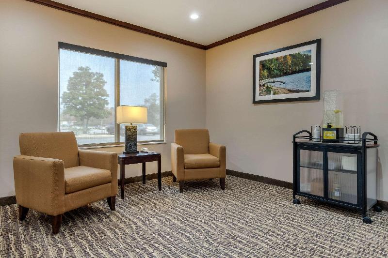 Comfort Inn & Suites - image 2