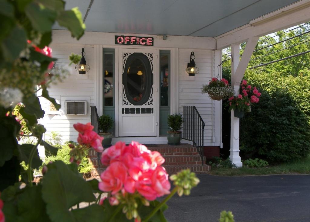 Cedar Crest Inn - main image