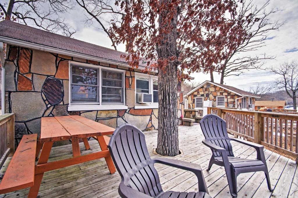 Cozy Camdenton Cottage with Deck and Boat Dock Access! - image 4