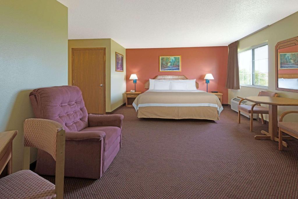 Days Inn by Wyndham Cameron - image 2