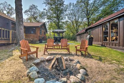 Cabin on Rush Lake with tiki Bar Grill and Kayaks