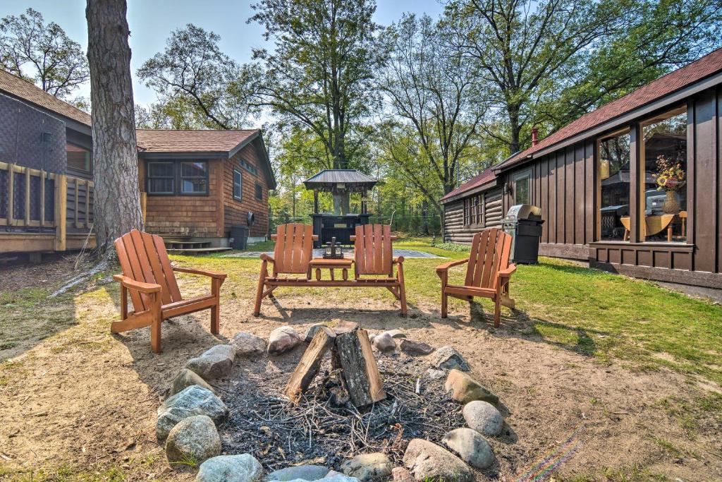 Cabin on Rush Lake with Tiki Bar Grill and Kayaks! - main image