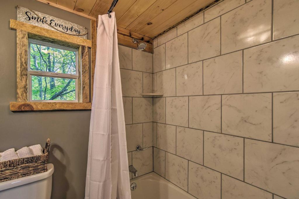 Cozy Candler Cottage - 11 Mi to DT Asheville! - image 4