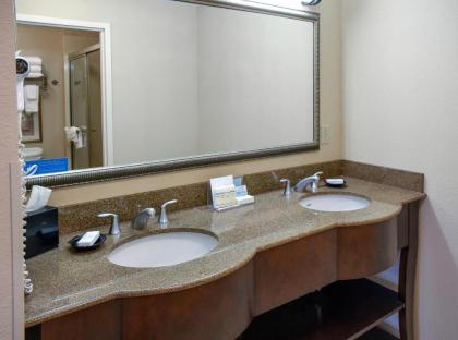 Hampton Inn & Suites Youngstown-Canfield - image 5