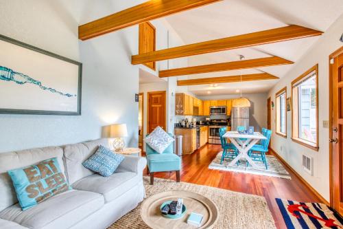 Cozy Cannon Beach Cottage by the Sea - main image