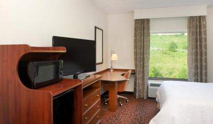 Hampton Inn & Suites Pittsburgh-Meadow Lands - image 12