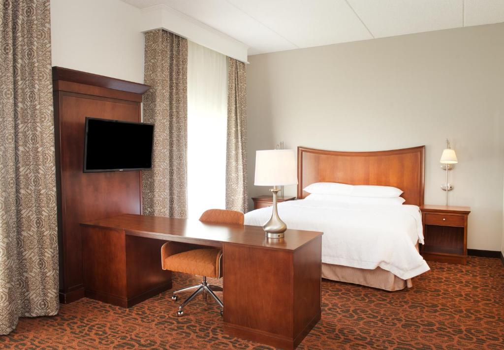 Hampton Inn & Suites Pittsburgh-Meadow Lands - image 6