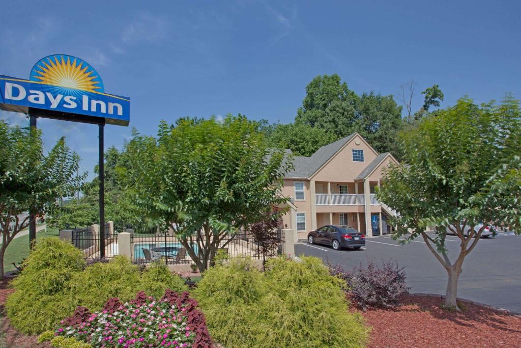 Days Inn by Wyndham Canton - image 7