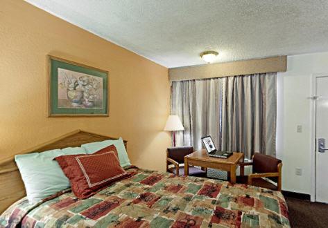 Americas Best Value Inn - Canton - image 4