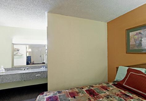 Americas Best Value Inn - Canton - image 5