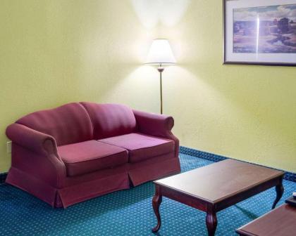 Econo Lodge Canton - image 11