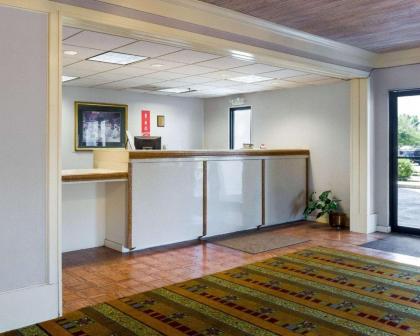 Econo Lodge Canton - image 13