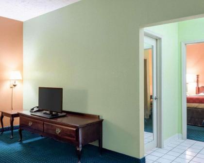 Econo Lodge Canton - image 8