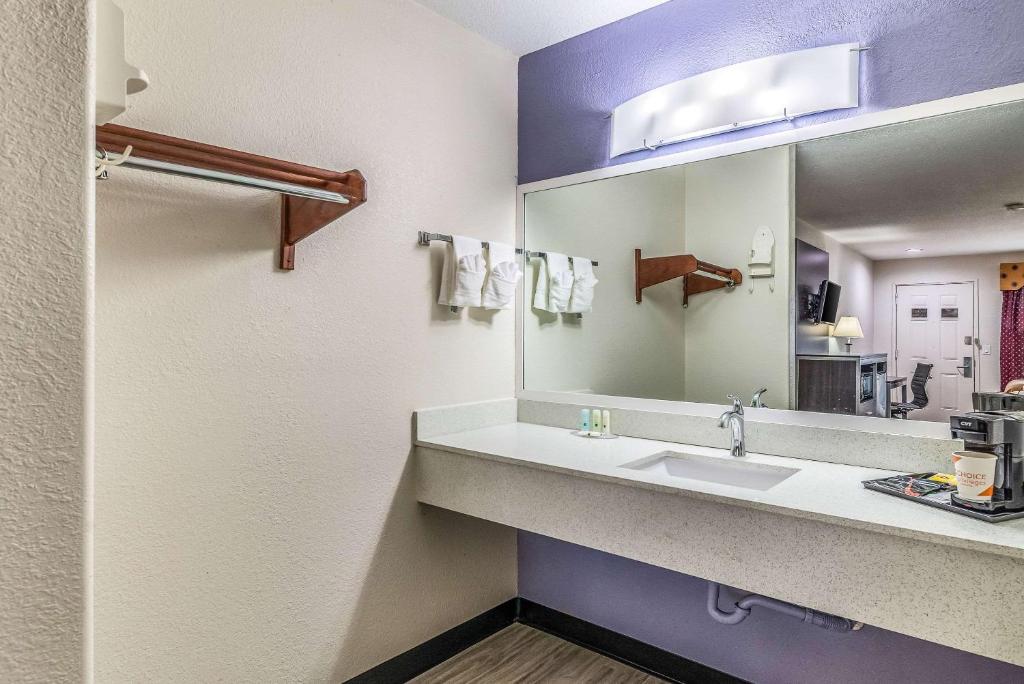 Quality Inn & Suites Canton - image 4