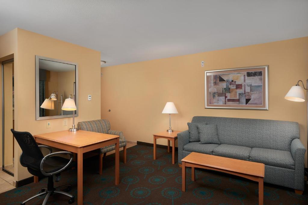 Hampton Inn & Suites Canton - image 3