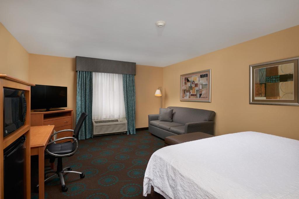 Hampton Inn & Suites Canton - image 5