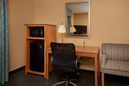 Hampton Inn & Suites Canton - image 7