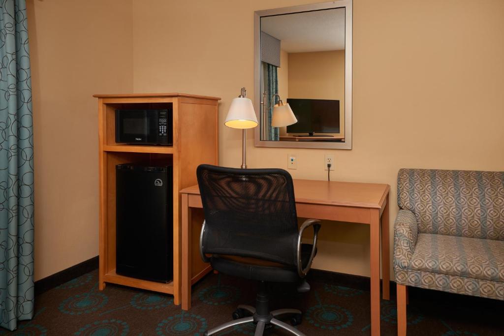 Hampton Inn & Suites Canton - image 7