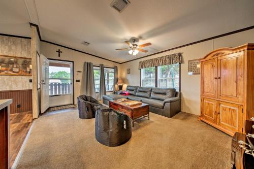 Cozy Canyon Lake Cabin with Hill Country Views! - image 3