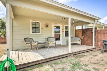 Cozy Canyon Lake Cottage 1 mi to Guadalupe River Texas