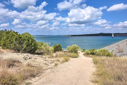 Cozy Canyon Lake Cottage 1 Mi to Guadalupe River! - image 5