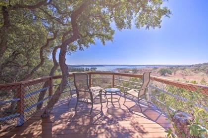 Stunning Canyon Lake Home with Deck Hot tub and Kayak