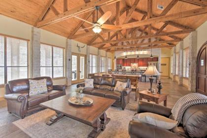 Luxe Lakeview Escape with Hot Tub 1mi to Canyon Lake