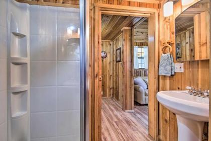 Couples Cabin with Luxury Deck 1 Mi to Canyon Lake! - image 16