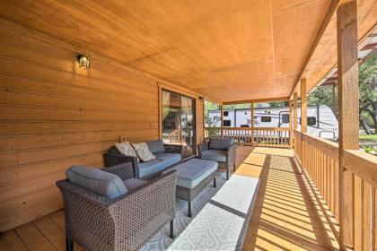 Couples Cabin with Luxury Deck 1 Mi to Canyon Lake! - image 17