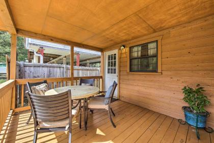 Couples Cabin with Luxury Deck 1 Mi to Canyon Lake! - image 18