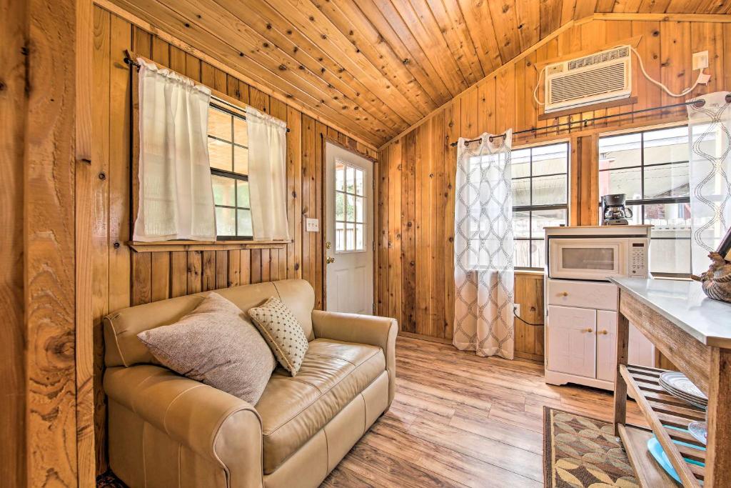 Couples Cabin with Luxury Deck 1 Mi to Canyon Lake! - image 3