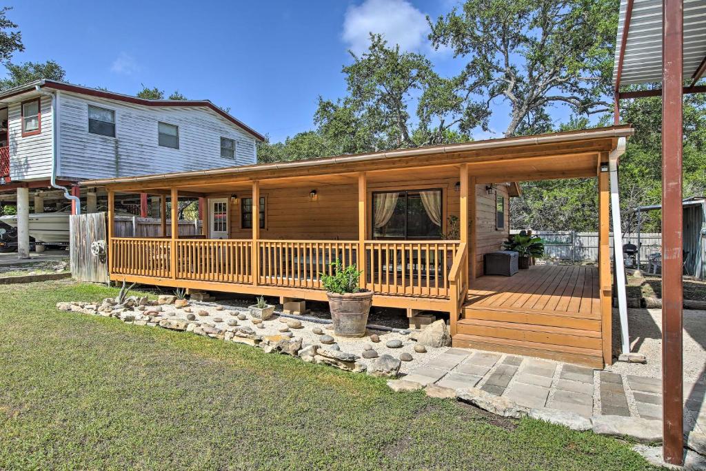 Couples Cabin with Luxury Deck 1 Mi to Canyon Lake! - image 4