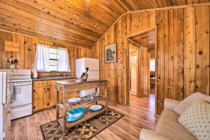 Couples Cabin with Luxury Deck 1 Mi to Canyon Lake! - image 6